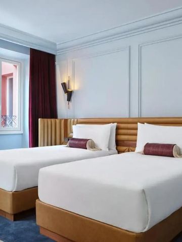 Luxuriöses Doppelzimmer mit stilvollen Möbeln und Fensterblick