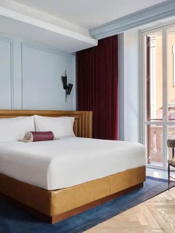 Elegantes Hotelzimmer mit großem Fenster und modernen Möbeln