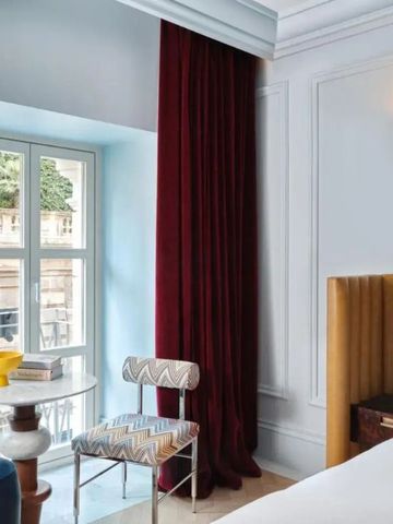 Helles Hotelzimmer mit Fensterblick und modernem Design.