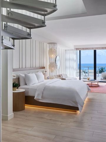 Luxuriöse Suite im W South Beach mit Balkon und Meerblick durch große Fenster