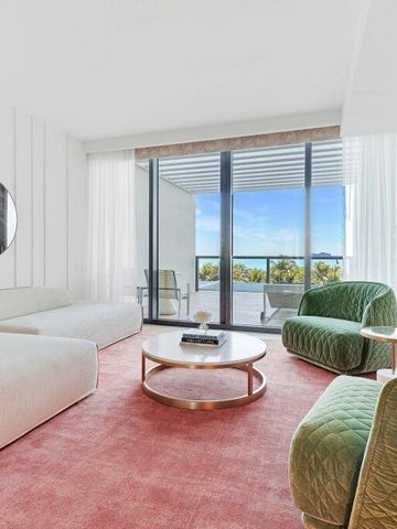 Wohnbereich einer Suite im W South Beach mit stilvollen Möbeln und Balkonzugang