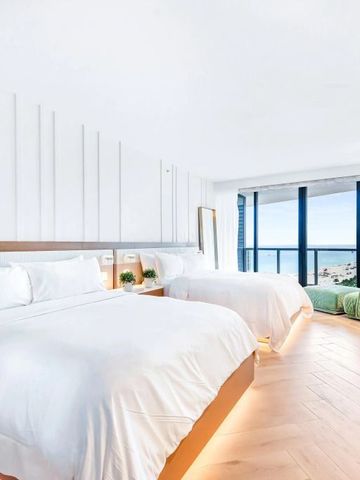 Helles Doppelzimmer im W South Beach mit Meerblick und minimalistischer Einrichtung