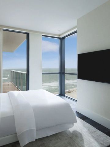 Modernes Zimmer mit großen Fenstern und Meerblick