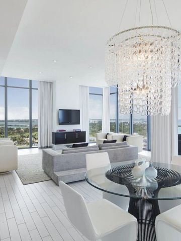 Luxuriöses Wohnzimmer mit Kronleuchter und Panoramafenstern