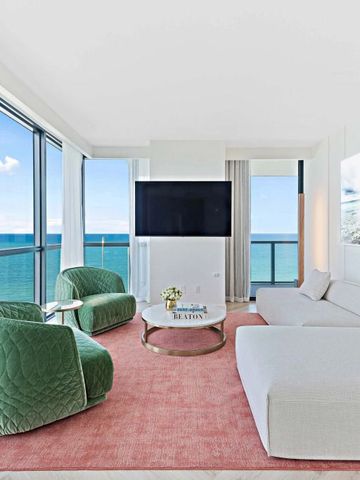 Helles Wohnzimmer mit Meerblick und modernen Möbeln