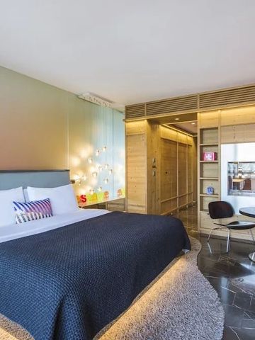 Helles Hotelzimmer mit stilvoller Dekoration und Sitzbereich