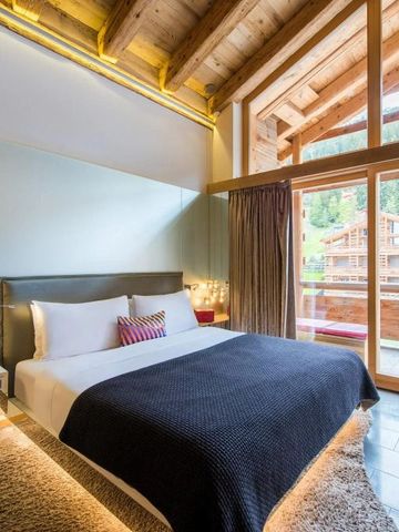 Modernes Hotelzimmer mit großem Fenster und Blick auf den Balkon in den Alpen