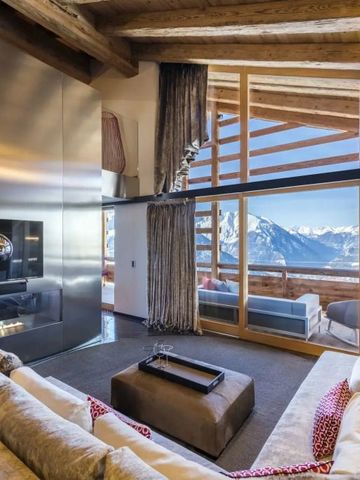 Geräumiges Wohnzimmer mit Panoramablick auf die Alpen und moderner Einrichtung