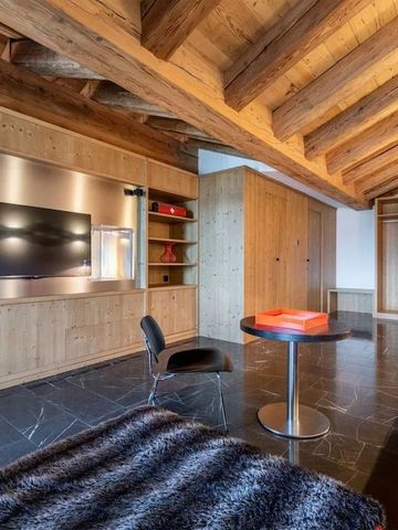 Gemütlicher Wohnbereich mit Holzbalkendecke und moderner Ausstattung