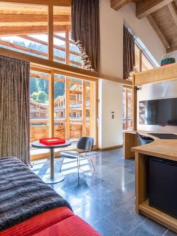 Helles Zimmer mit großen Fenstern und Bergblick