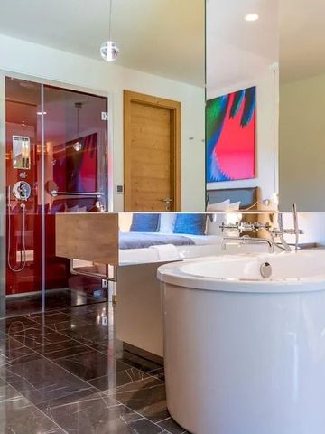 Luxuriöses Badezimmer mit freistehender Badewanne und Glasdusche