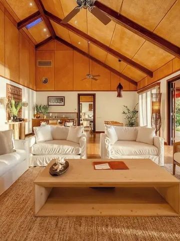 Helle Lounge mit hohen Decken und stilvoller Einrichtung aus Naturmaterialien.