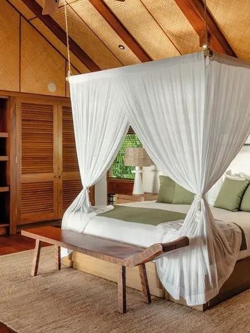 Luxuriöses Schlafzimmer mit Himmelbett und eleganter Dekoration