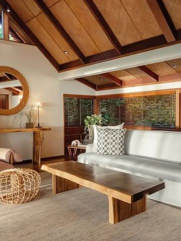 Heller Sitzbereich mit modernem Design und natürlichen Materialien