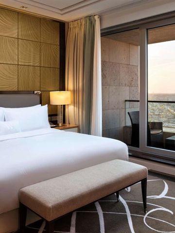 Geräumiges Zimmer mit Balkon und stylischem Interieur