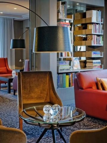 Gemütliche Lounge mit Bücherregalen und komfortablen Sesseln