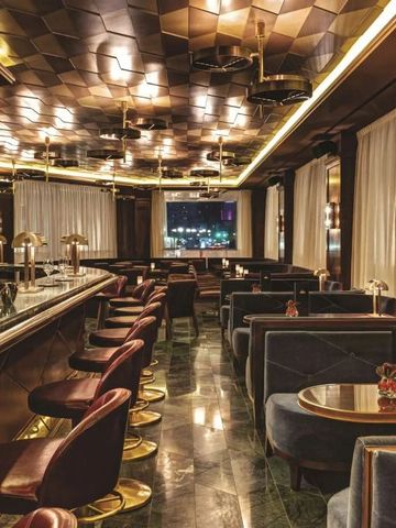 Luxuriöse Bar mit edlem Interieur und eleganter Beleuchtung