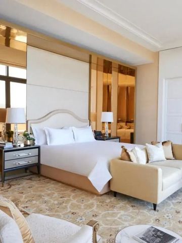 Geräumige Suite mit elegantem Design und luxuriösen Möbeln