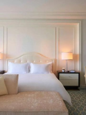 Elegantes Schlafzimmer mit stimmungsvoller Beleuchtung und komfortabler Ausstattung