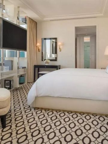 Hotelzimmer mit modernem Design und Stadtblick