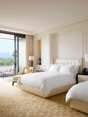 Geräumiges Zimmer mit zwei Betten und Zugang zum Balkon mit Landschaftsblick