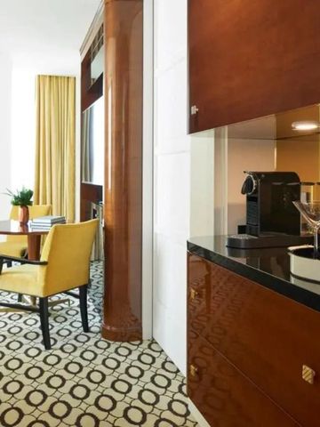 Elegantes Hotelzimmer mit Sitzbereich und Kaffeemaschine