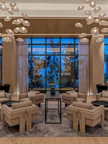 Elegante Lobby mit stilvoller Beleuchtung und komfortablen Sitzgelegenheiten