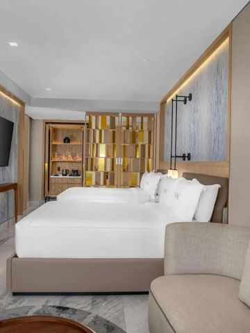 Hotelzimmer mit stilvollen Möbeln und einem großen Flachbildfernseher