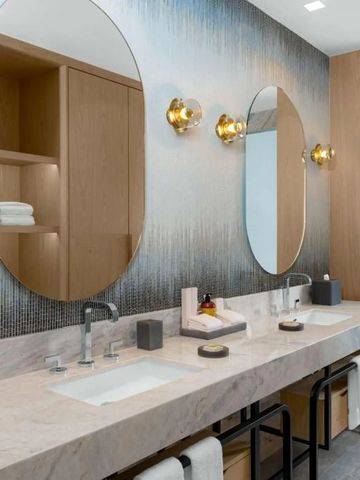 Elegantes Badezimmer mit Doppelwaschbecken und modernen Spiegeln