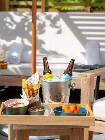 Gemütliche Lounge-Ecke mit Snacks und Getränken im Freien