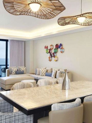 Geräumiger Wohnbereich mit Meerblick und modernen Möbeln im Waldorf Astoria Riviera Maya