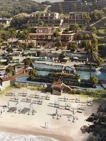 Palmengesäumter Strand mit luxuriöser Poollandschaft