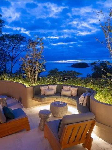 Terrasse mit gemütlicher Sitzgruppe und Ausblick auf das Meer bei Dämmerung