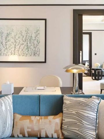 Luxus-Suite mit elegantem Sofa und Kunst an der Wand