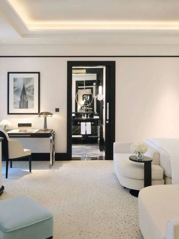 Großzügiges Schlafzimmer mit Schreibtisch und moderner Einrichtung