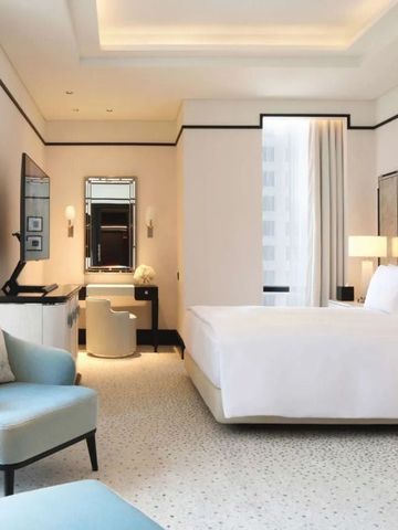 Luxuriöses Zimmer mit bequemem Bett und stilvollem Interieur