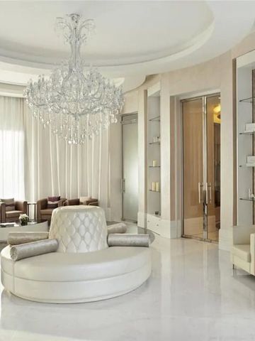 Elegante Hotellounge mit luxuriösem Kronleuchter und hellen Sitzmöbeln