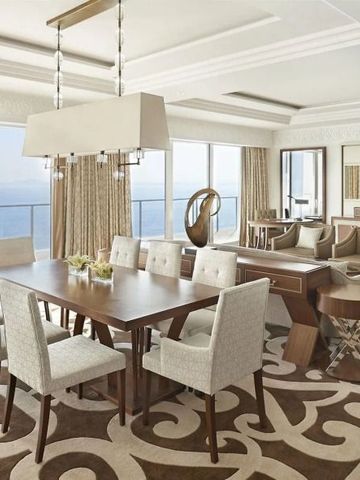 Großzügige Suite mit Esstisch und Panoramablick auf das Meer