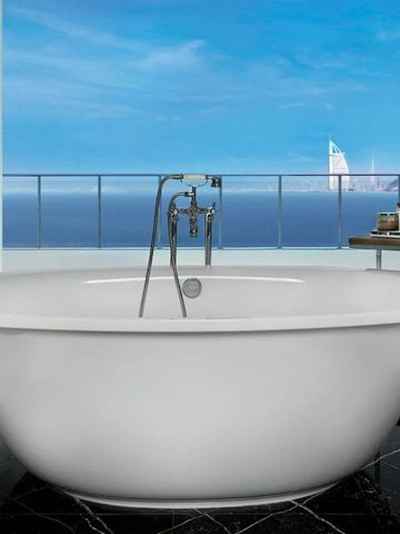 Freistehende Badewanne mit Blick auf das Meer