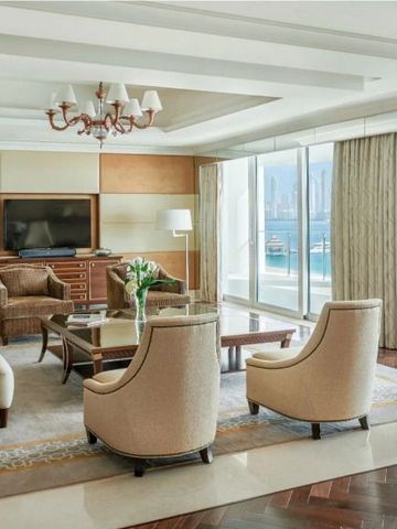 Großzügige Suite mit Blick auf die Skyline von Dubai