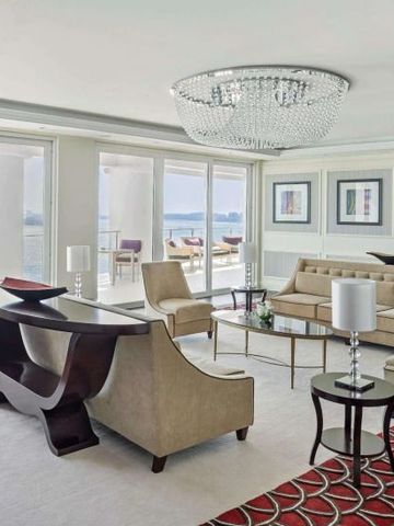 Helles Wohnzimmer mit stilvoller Einrichtung und Meerblick