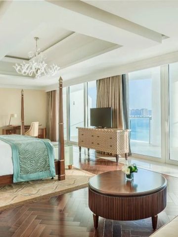 Luxuriöse Suite mit Meerblick und eleganter Einrichtung in natürlichen Tönen