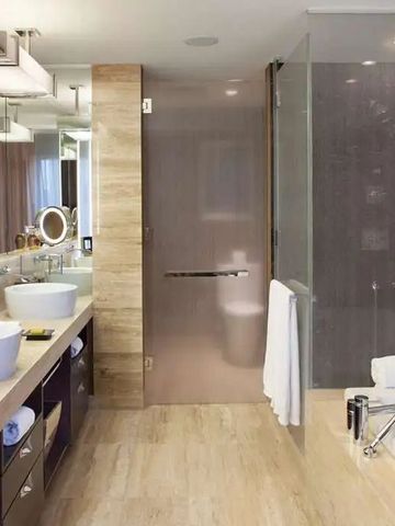 Modernes Badezimmer mit Doppelwaschtisch und gläserner Duschkabine