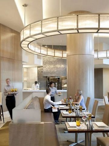 Restaurant mit eleganter Beleuchtung und stilvollen Sitzbereichen