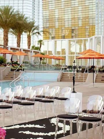 Pool mit Sitzbereich für Veranstaltungen und Sonnenschirmen