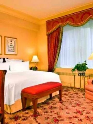 Luxuriöses Zimmer mit rotem Dekor und großen Fenstern