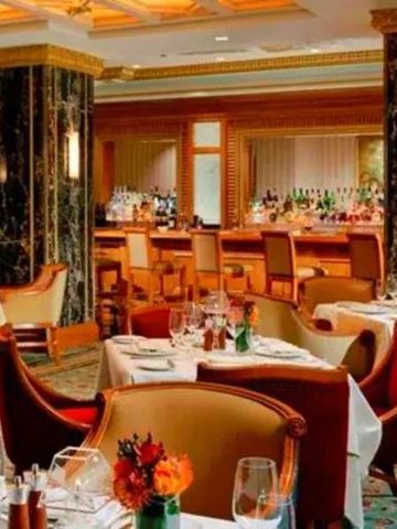 Elegantes Restaurant mit gedeckten Tischen und Barbereich