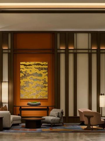 Elegante Hotel-Lobby mit moderner Kunst und stilvollen Sitzgelegenheiten