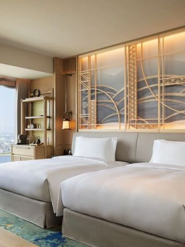 Doppelzimmer mit zwei Betten und Panoramafenster