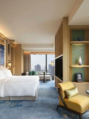 Luxuriöses Hotelzimmer mit großem Bett und Panoramafenster in Osaka